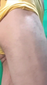 Quần ngắn màu vàng thử