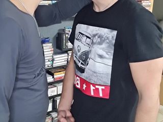 boyzxy212: Gay přátelé kouří a hladí jejich velké ptáky