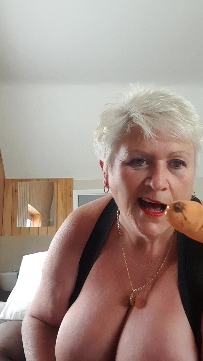 Uk Joolz: 애널 플레이와 전화 채팅