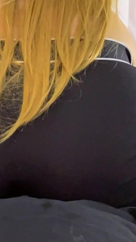 Ich werde deinen schwanz beißen und dann meinen dicken arsch reiten, während meine großen titten auf dem schwanz hüpfen, bis du in meine nasse muschi kommst