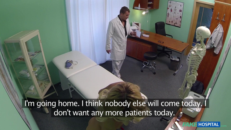Fake Hospital: Hermosa representante de ventas rubia tiene una técnica de venta única