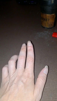 Lange fingernägel und eine Zigarette