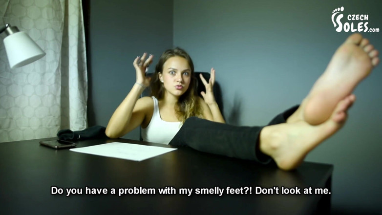 Czech Soles - foot fetish content: Piedi puzzolenti nel luogo di lavoro, punto di vista ignorare