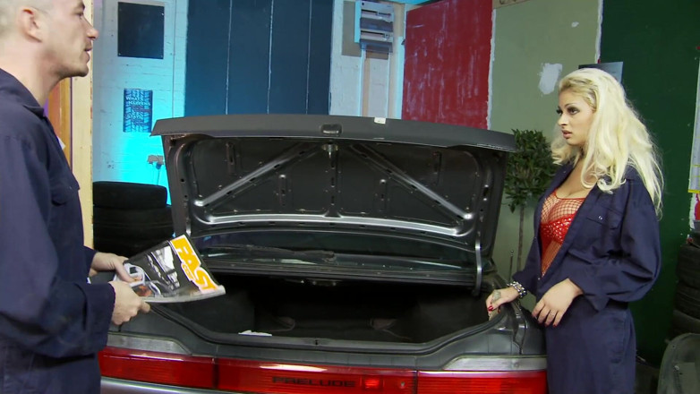 Hot Girlz: Blond brud med stora tuttar har fet kuk djupt inuti...