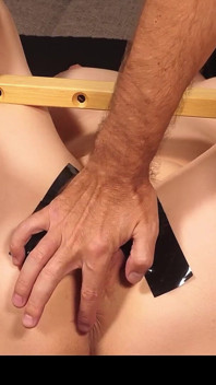 Chłosty tyłek i dupek przywiązanej dziwki niewolnika dokonał jej orgazm wiele razy - męska dominacja