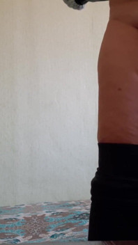 Když nejsme doma, naše hospodyně masturbuje