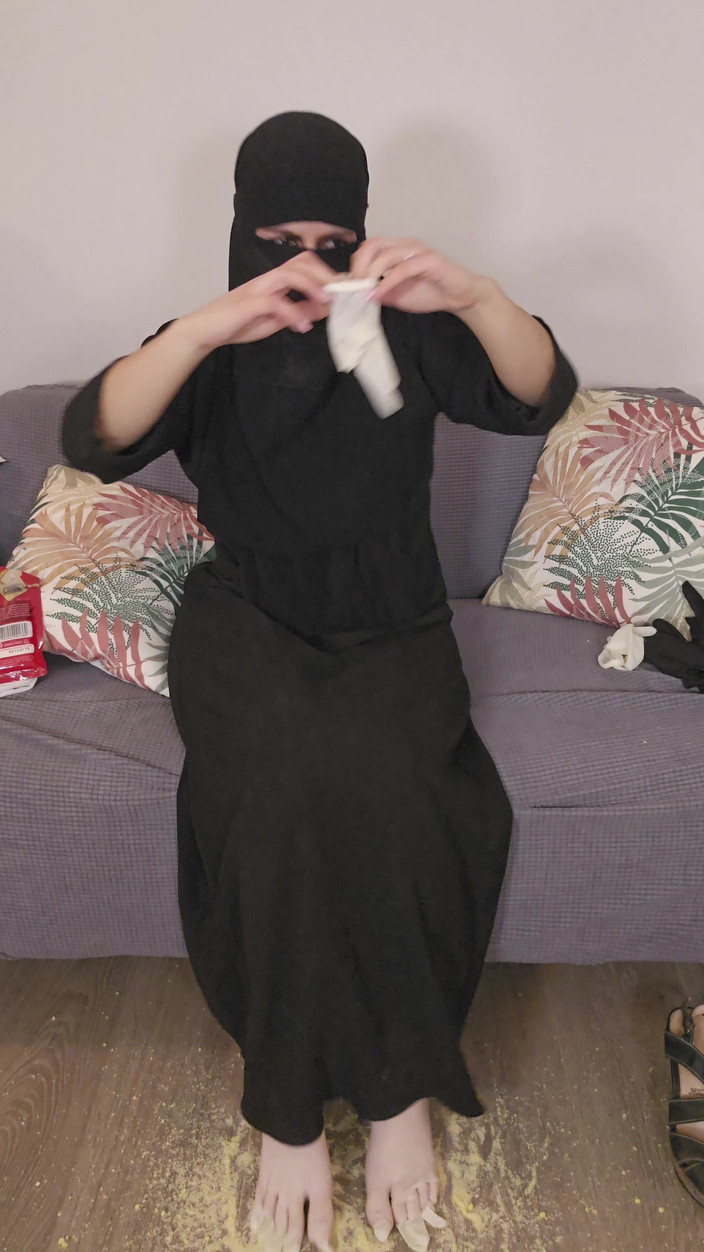 MiaNIqab: Smelling Cheesy Latex Glove of Mommy Mia Niqab
