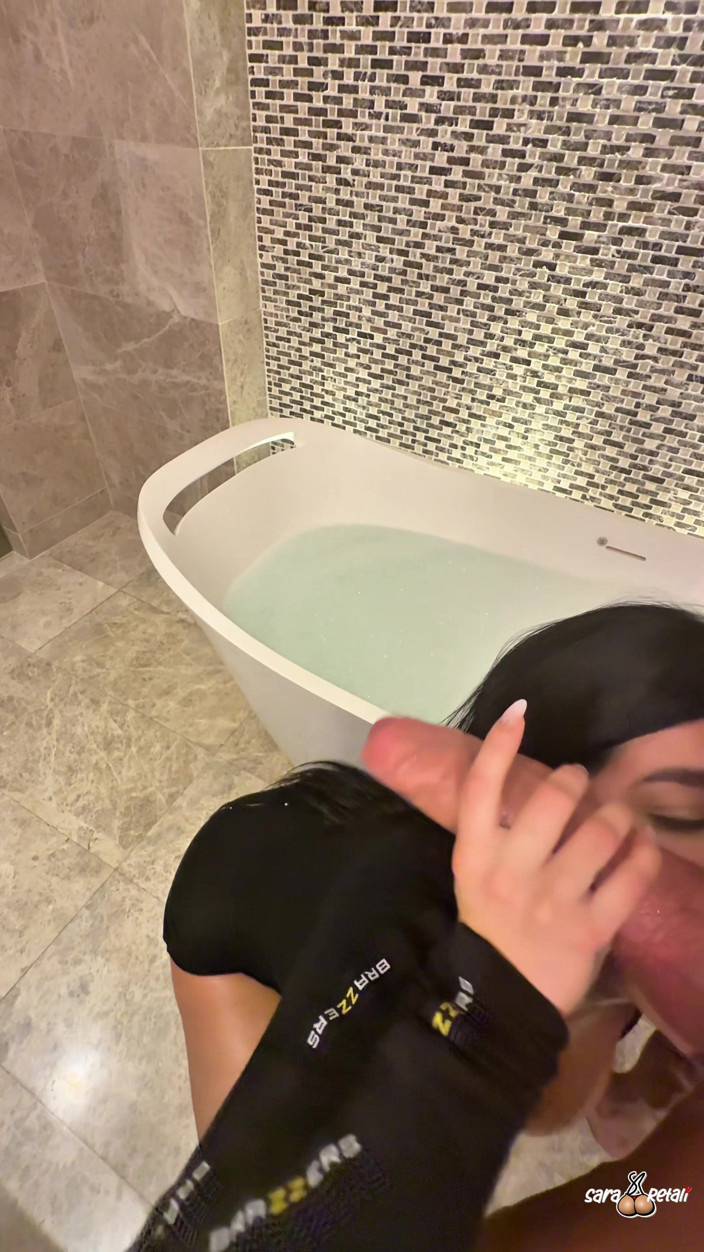 SARA RETALI: Sara Retali rucha Chrisa Diamonda w łazience w hotelu