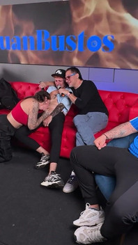 La star du porno Sarablonde chevauche sauvagement l’énorme bite d’un fan devant son mari cocu !