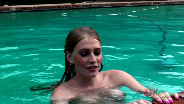 ATKIngdom Fans: Alli chaiting ke dauraan nagn hokar pool men koodti hai