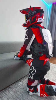 Jugando con botas de motocicleta