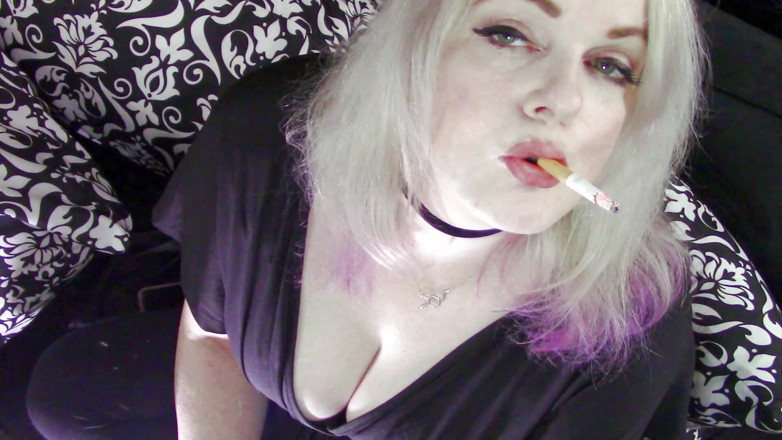 Smoke Temptress Annie Vox - Smoking Fetish: Atârnând o roșcată într-o rochie neagră