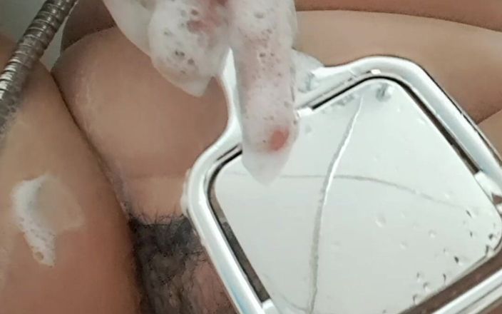 Mommy big hairy pussy: शॉवर में बालों वाली चूत साबुन क्लोज अप