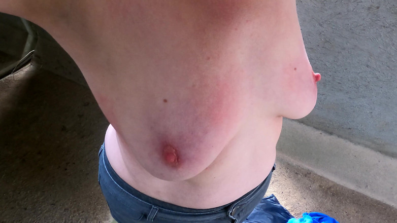 Bouncy Tits Action: โดนลงโทษหน้าอกแก้ผ้าในอุโมงค์
