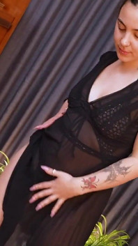 Bruna cattiva con piercing in calze al ginocchio in nylon balla e si masturba con un dildo