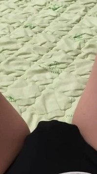 18letá dívka masturbuje těsná