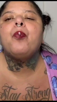 Mujer de talla grande chupándose la piruleta - Versión completa