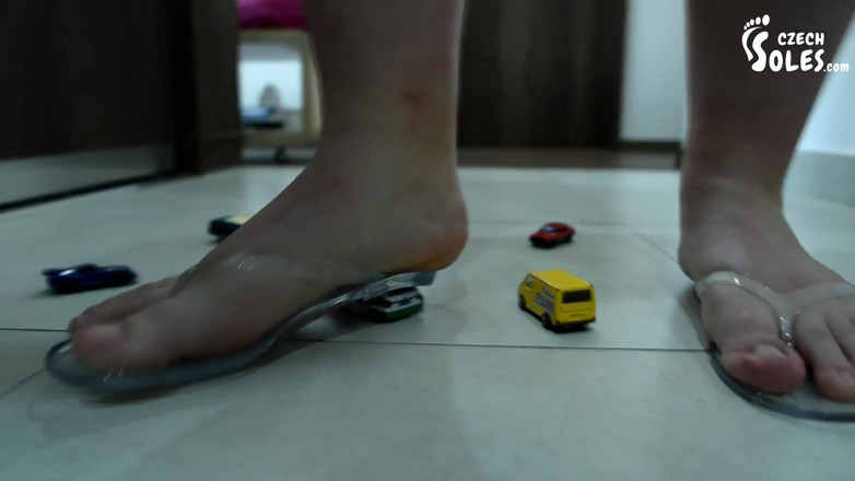 Czech Soles - foot fetish content: Jätte flicka som krossar bilar som om det fanns leksaker