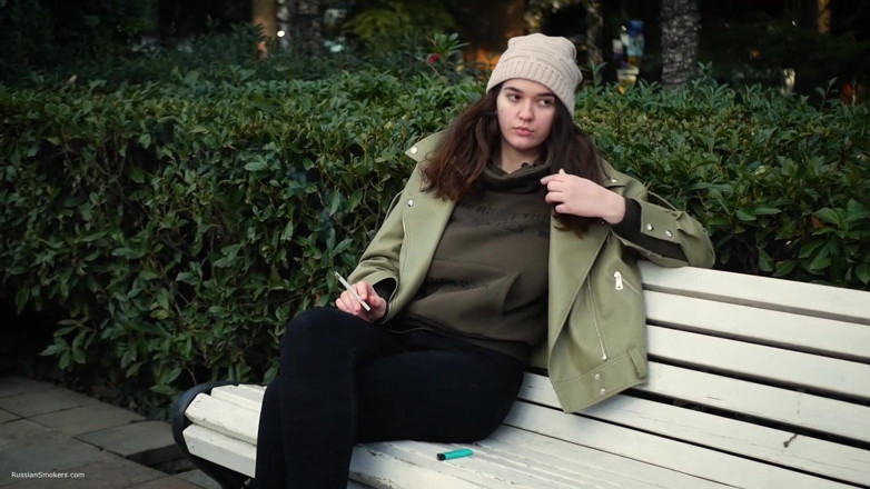 Russian Smokers: Tânăra brunetă face o plimbare fără grabă cu țigara Allwhite 120mm