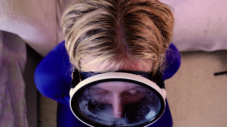 JessieHH: Trénink dechu a kouření s obrovskou maskou na obličej