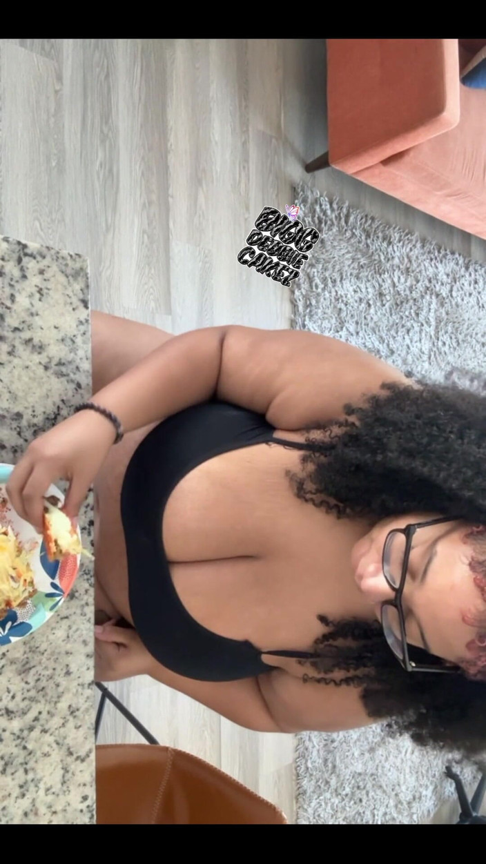 Biggdebbie solo: Biggdebbiecakez Mukbang