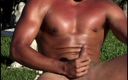 Gays Case: フィットセクシーな体と素敵なディックを持つ日焼けアラビアの男は、屋外で自分自身をジャークオフ