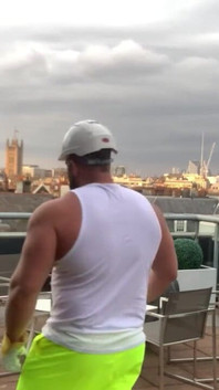 弯曲钢并在屋顶上玩得很开心