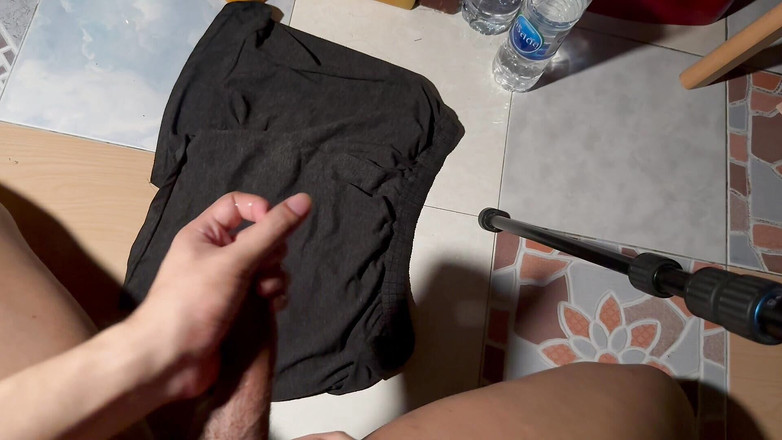 SinglePlayerBKK: Masturba mi polla a vista de pájaro.