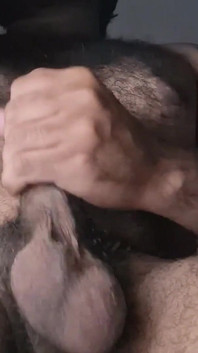 Hairy Man spuszcza się podczas oglądania gejowskiego porno