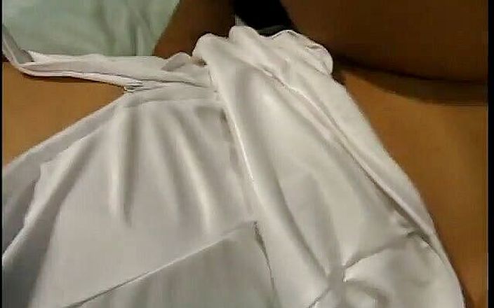 Fuck me Hard: Збочений лікар трахає сексуальну азіатську асистентку медсестру і намазує її туфлі