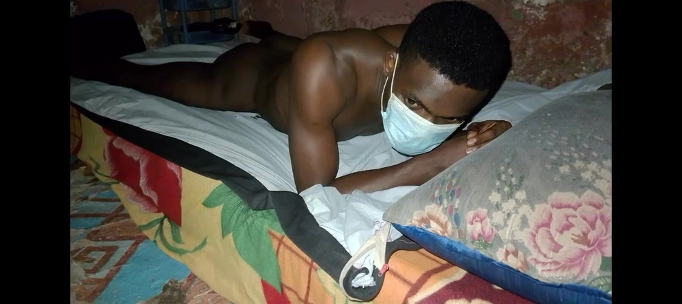 Masturbator emmy: Afrykański czarny facet pieprzy swoje łóżko