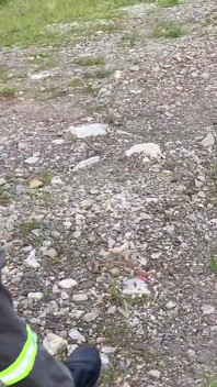 Lucrătorul căsătorit rămâne până târziu pe șantier pentru a