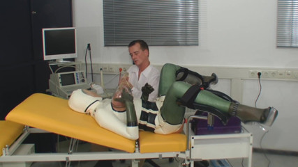 Rubber & Clinic Studio - 1ATOYS: Scopa kinky in macchina in gomma sul gynchair