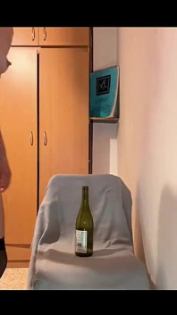 병으로 괴롭히는 날씬한 털이 무성한 보지 밀프