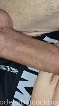 Alto homem gay geme e grita de orgasmo em porra