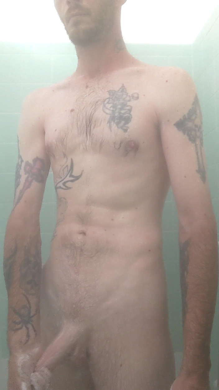 Codi Bonez: Hai să facem un duș sexy