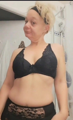 Sofy13: 穿着性感内衣的熟女 - 短视频 3