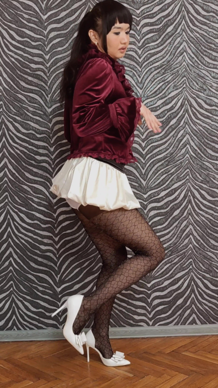 Ponny Letany: Ponnie Letani tančí a předvádí svůj lahodný zadek a sexy...