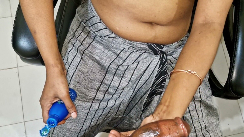 showme_hotsexy15: Suamiku nggak bisa muasin aku, jadi bosku ngentot aku dan...