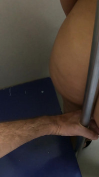 Mia moglie arrapata indossa un costume da bagno sul treno dopo la spiaggia e che è successo - mostra il cazzo sborra