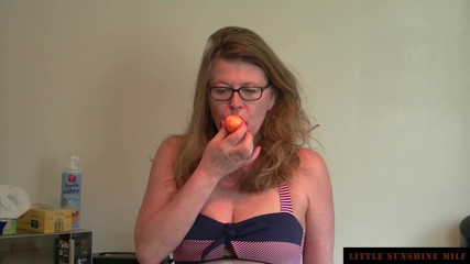 Little Sunshine MILF: Овочі грають і мочаться в миску, відкладаючи яйця