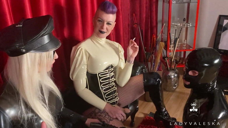 Lady Valeska: Náš gimp, náš popelník
