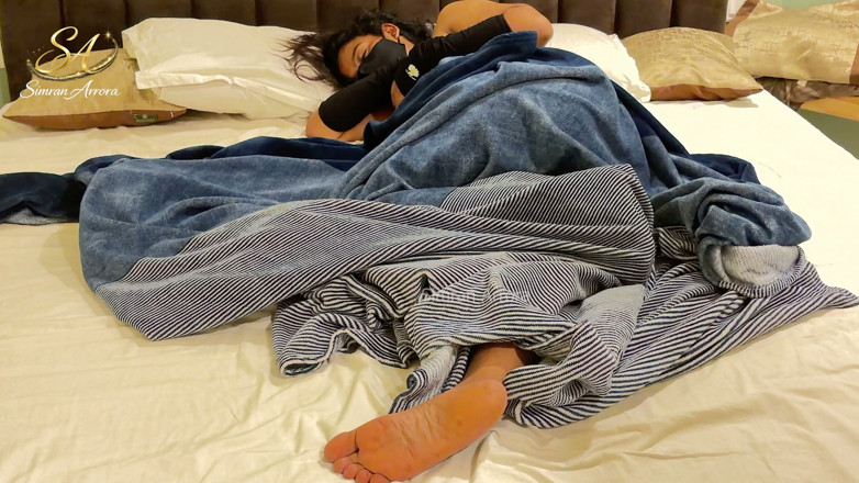simranarrora: Simran Arora hete Indische milf wordt hard geneukt in meerdere...