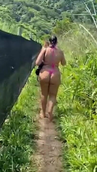 As Morenas Gostosas De Biquini Fio Dental Na Trilha Da Praia Deserta Deliciosas