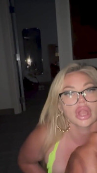 Mój ulubiony snowbunny spuszcza się, aby czcić mojego kutasa