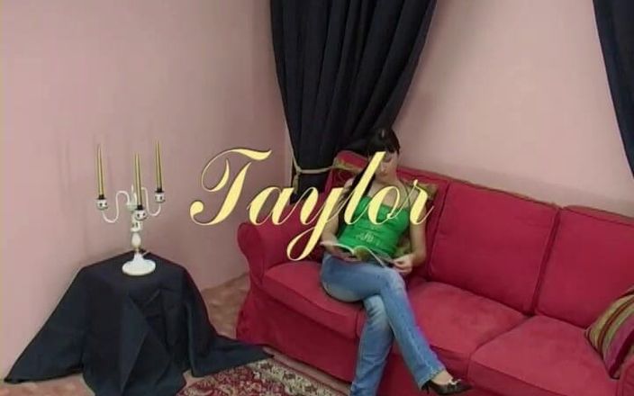 Spanking Server: Taylor se fait fouetter le dos nu 0604
