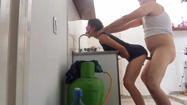 Mr_jhovin: Pembantu Rumah Utiliti Disetubuhi Oleh Bosnya Semasa Membersihkan Dapur