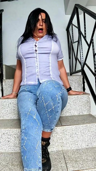 Shiny Jeans bez rozkroku JOI. Jízda na dildu, čůrání a promočený denim