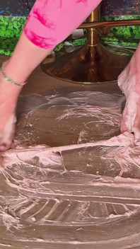 Gigante tamanho 16 pés fazendo lodo perfeito do zero - asmr foot play