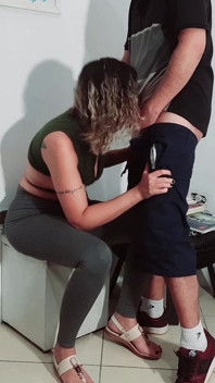 Ha preso il suo cazzo alla reception e si è preso una mano